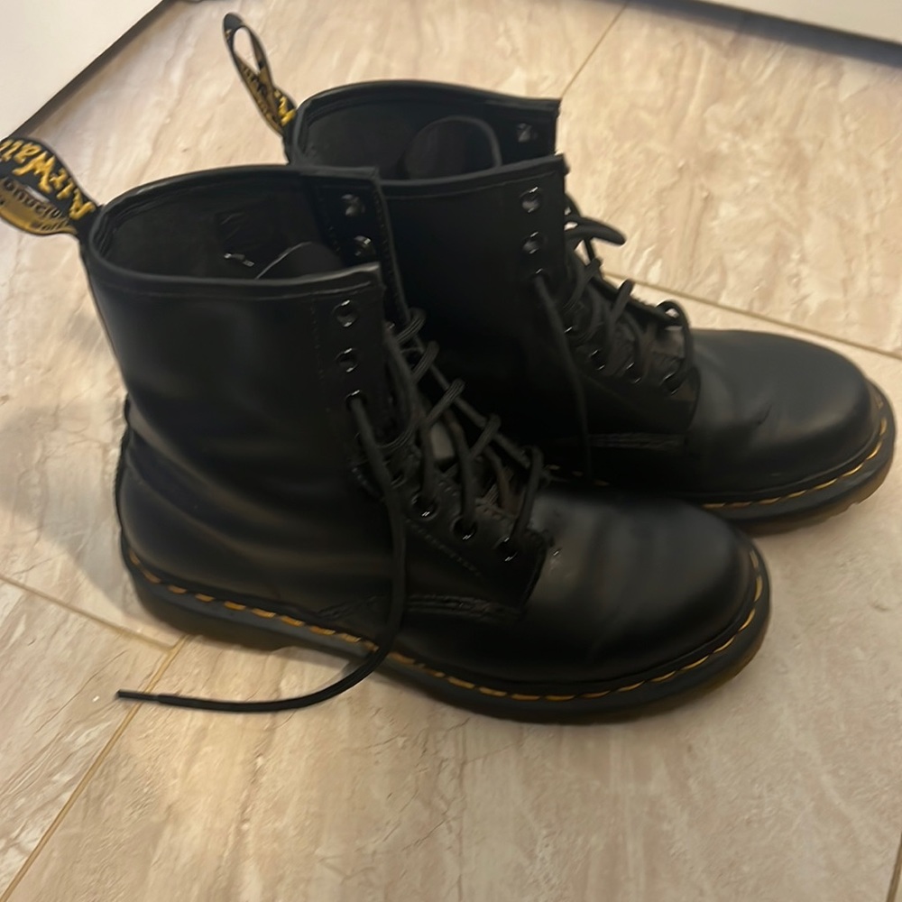 DR MARTENS 1560 SMOOTH LEATHER LACE UP BOOTS